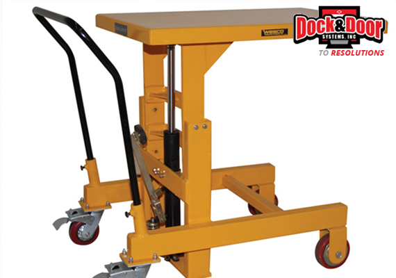 Portable hydraulic lift table on casters